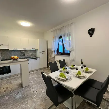 Tigo - 2 Bedrooms, 2 Bathrooms, Terrace And Big Garden Apartment Fazana