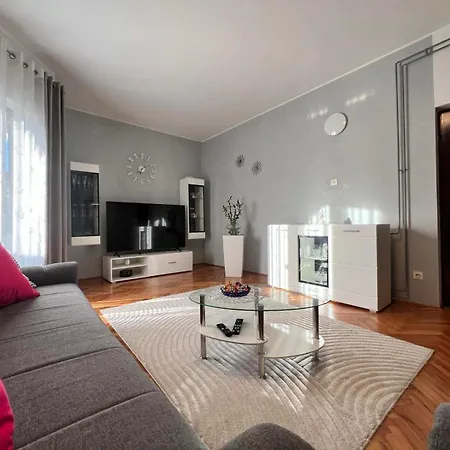 Apartment Tigo - 2 Bedrooms, 2 Bathrooms, Terrace And Big Garden Fazana