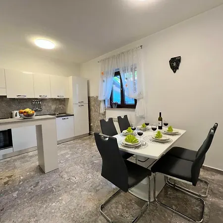 Apartment Tigo - 2 Bedrooms, 2 Bathrooms, Terrace And Big Garden Fazana